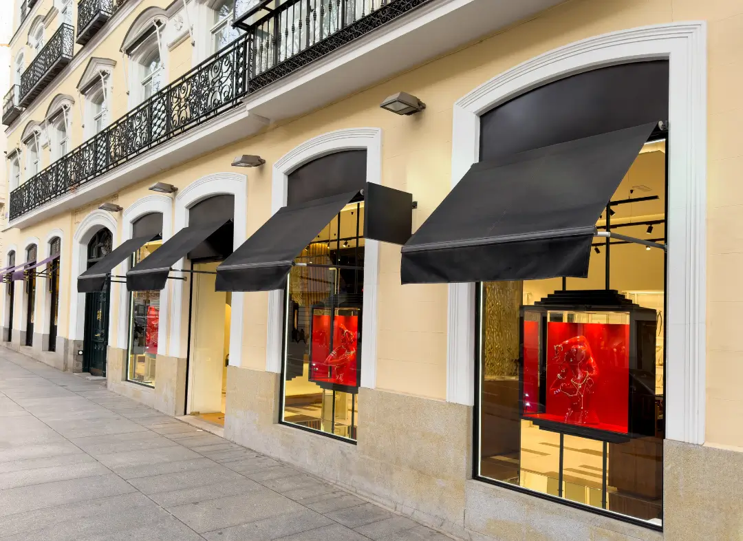 Façade vitrine de magasin en aluminium sur mesure à Rousson